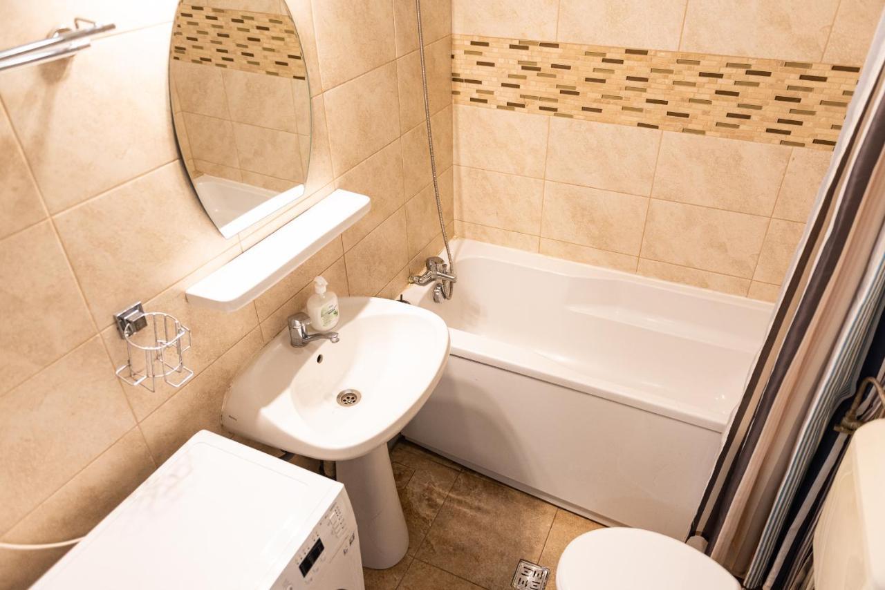 Old Town Cozy Apartment - University Square - Central Location Бухарест Екстер'єр фото
